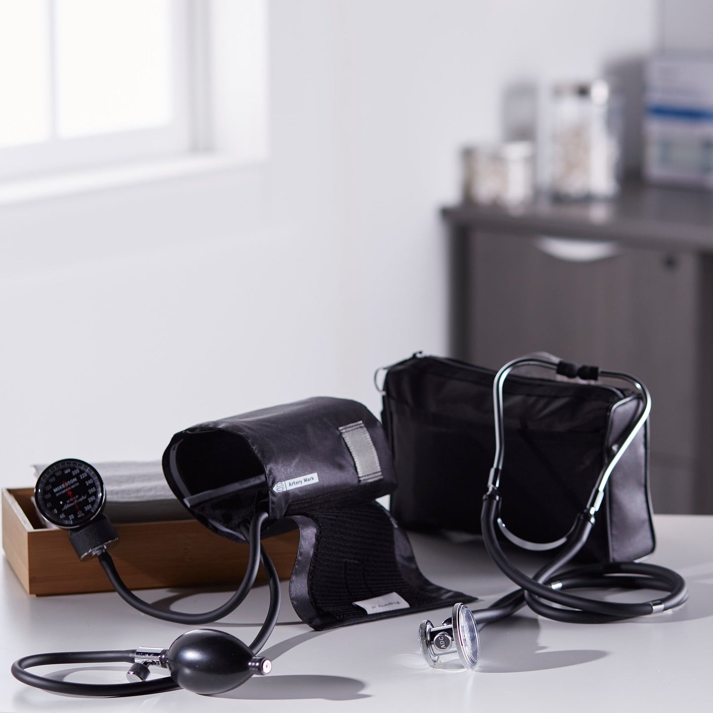 McKesson Lumeon™ Aneroid Sphygmomanometer/Sprague Kit 01-768-641-11ABKGM